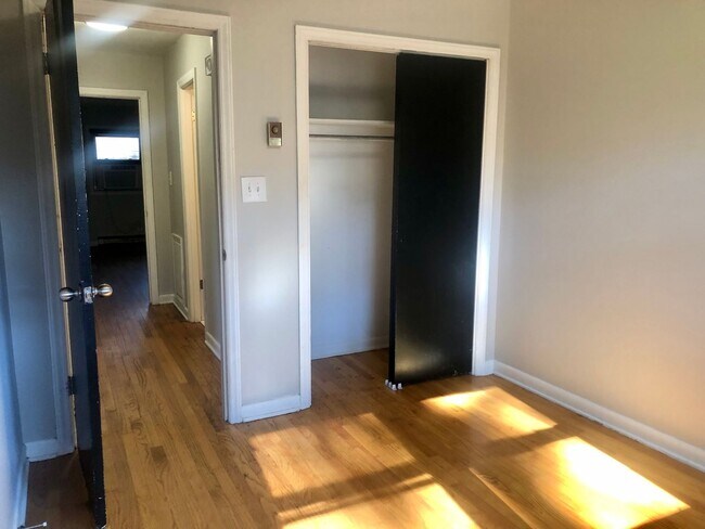 Building Photo - Awesome 2BR/1Bathroom Apartment in popular LAKEWOOD near Duke University!