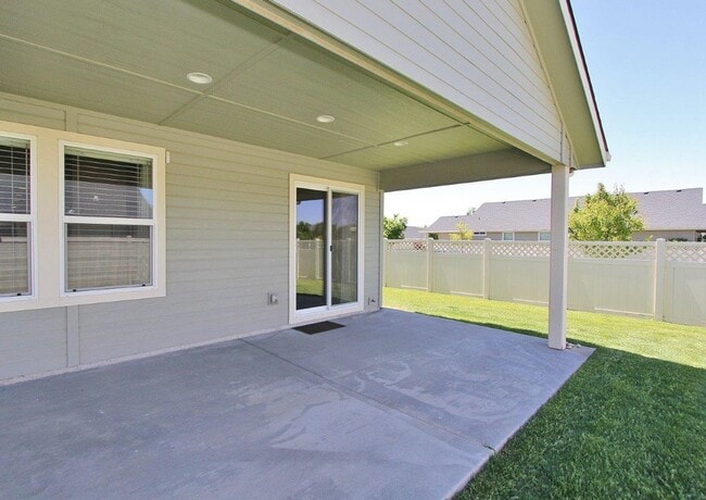 Building Photo - Immaculate Single-Level Home