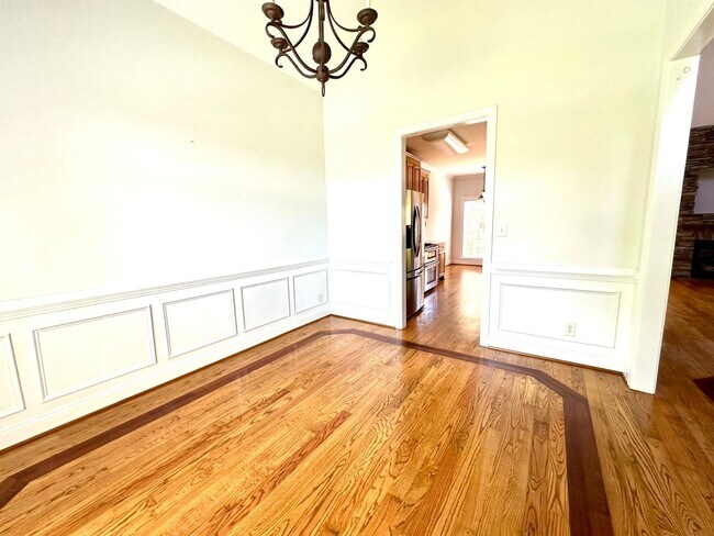 Building Photo - 4852 Knollview Dr