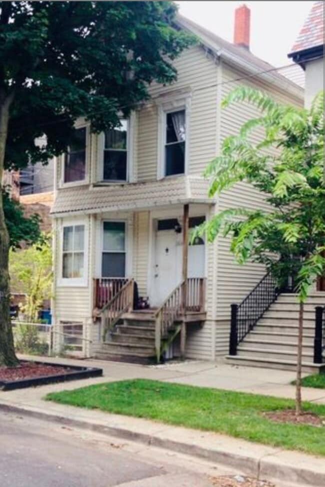 Primary Photo - 3214 N Hoyne Ave