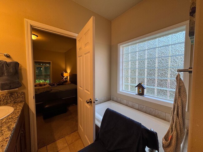 Building Photo - 3 Bedroom, 3 Bathroom House - Walking distance to the beach