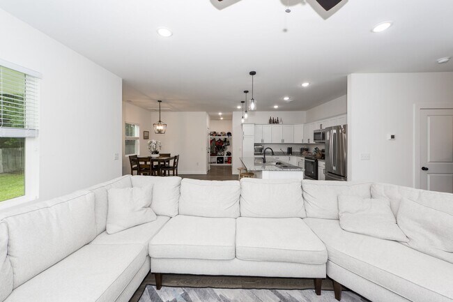 Building Photo - 4 Bedroom 3 Bath Home in Windsor Hill - North Charleston