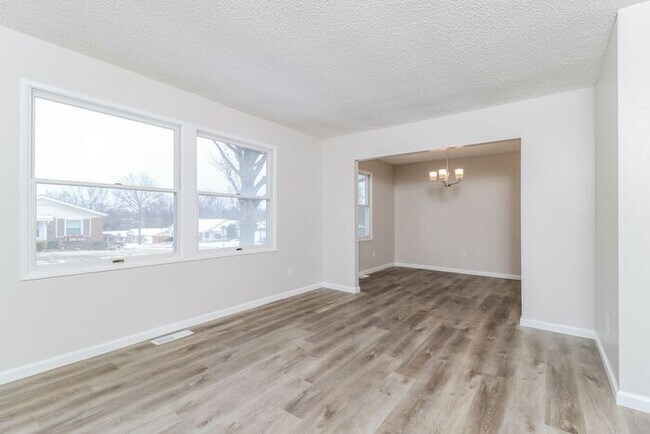Building Photo - Beautiful 3 Bedroom and 2 Bath Ranch Home ...