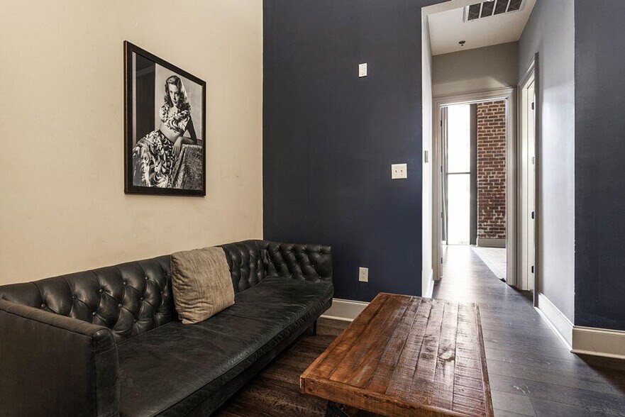 Building Photo - 300 Baronne St