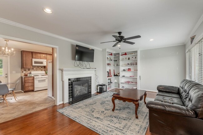 Building Photo - Fall '24 - Close to campus - 3 bed/2 bath ...