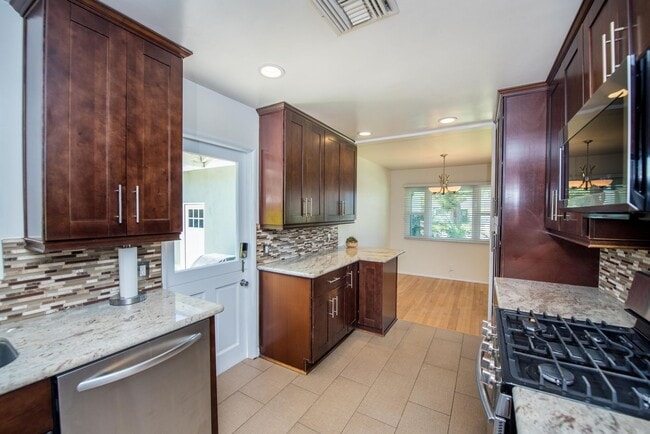 Building Photo - 20092 Bayview Ave