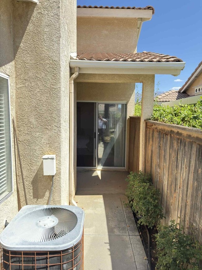 Building Photo - 2890 Summer Set Cir