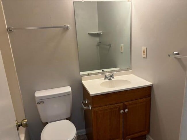 Building Photo - 943 W Chatham St