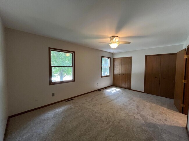 Building Photo - 852 Burr Oak Dr