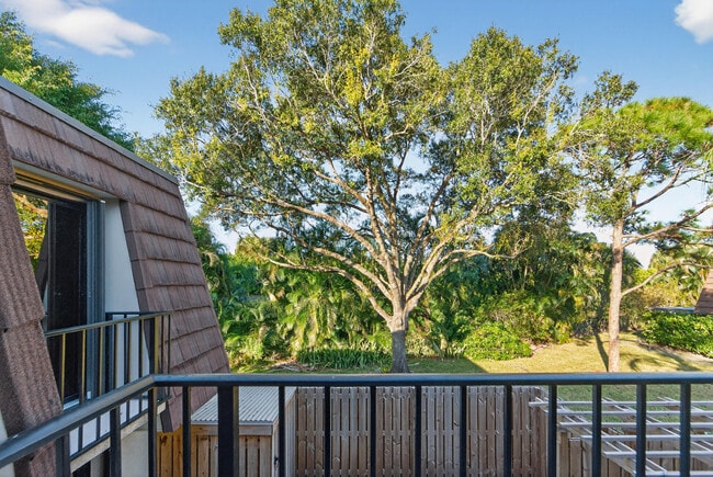 Building Photo - 1520 15th Ln