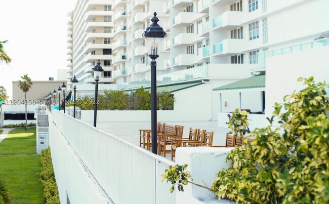 Building Photo - 5601 Collins Ave