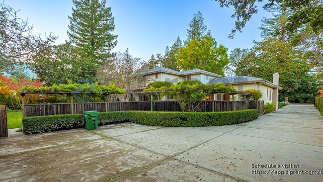 Building Photo - 16000 Greenwood Rd