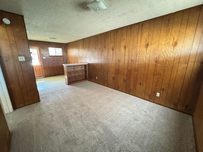 Building Photo - 806 Safady Ave