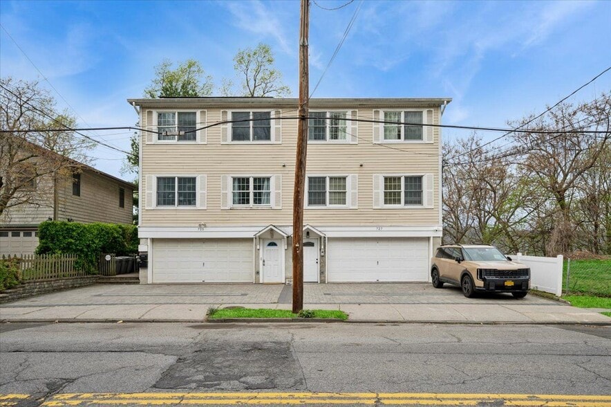 Building Photo - 727 Warburton Ave