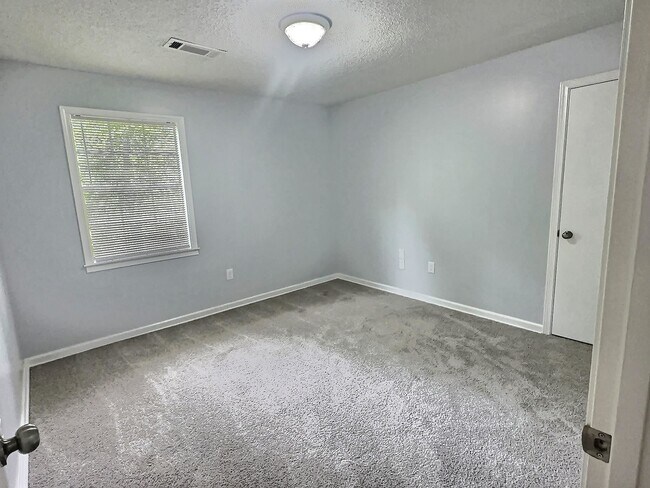 Building Photo - 1562 Holly Hill Dr