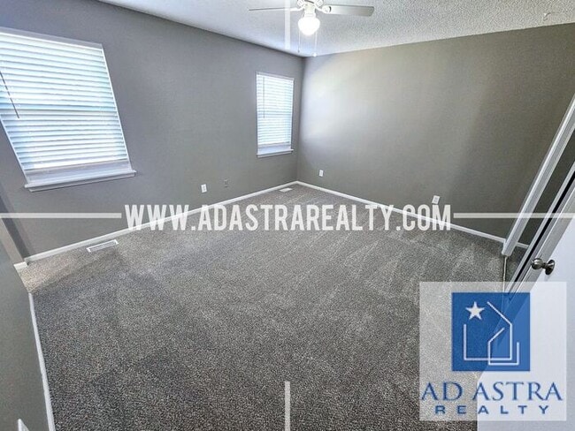 Building Photo - Very Nice 3 Bedroom 2 Bath Duplex in Overland Park-Available in JUNE!!