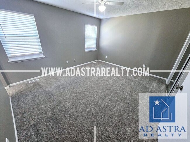 Building Photo - Very Nice 3 Bedroom 2 Bath Duplex in Overland Park-Available NOW!!