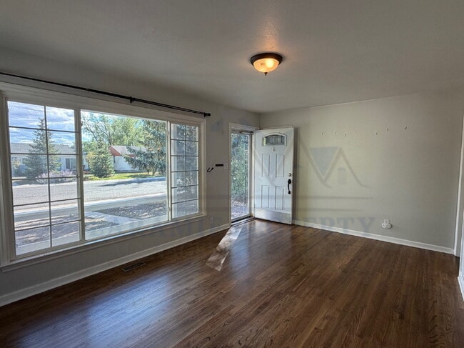 Building Photo - Charming 3 Bedroom 2 Bathroom House