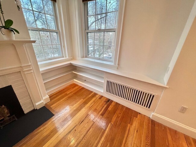 Building Photo - 41 Linnaean St