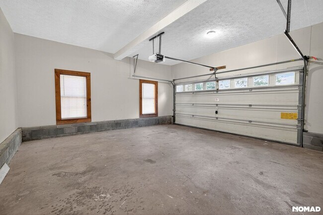 Building Photo - 198 Lakeview Dr