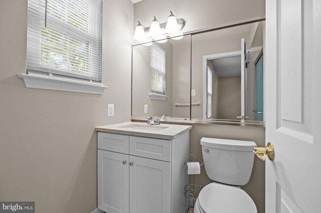 Building Photo - 560B Thrush Ct