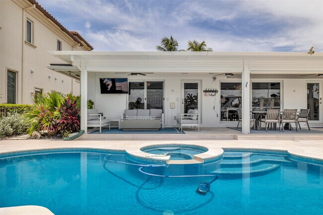 Building Photo - 2005 N Riverside Dr