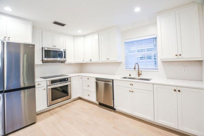 Building Photo - 226 Moccasin Trail W