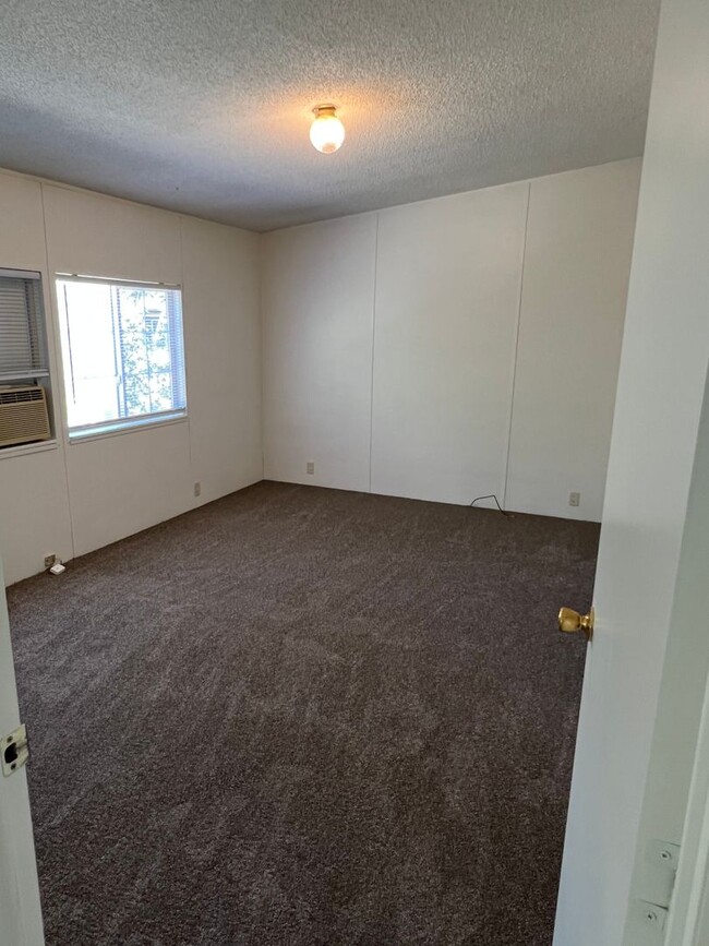 Building Photo - 3 bedroom 2 bath in Hamilton City with fru...