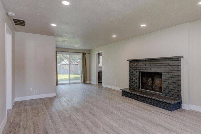 Building Photo - Streamside Duplex - Harvey Anderson