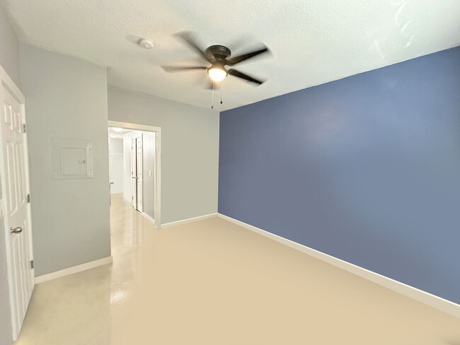 Building Photo - Spacious 1bedroom 1 bath condo in The Quar...