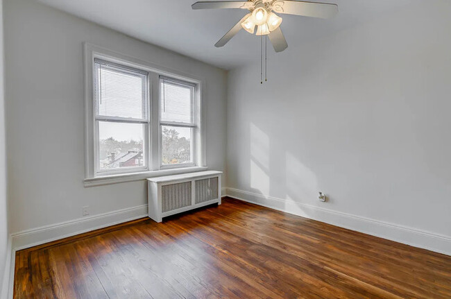 Building Photo - This cozy 1-bedroom, 1-bathroom