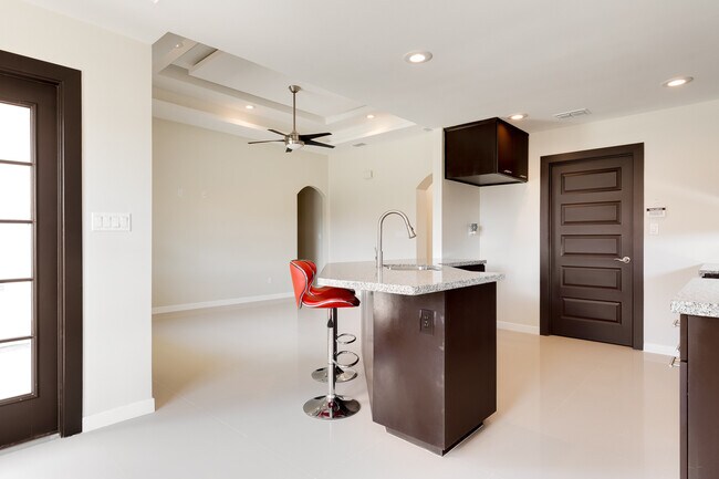 Kitchen bar - 3601 Notre Dame Ave