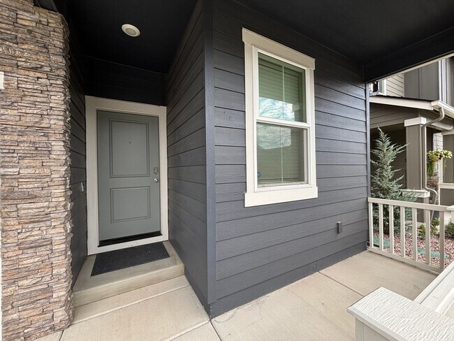 Building Photo - Beautiful 4 Bed/2.5 Bath Plus Office with ...