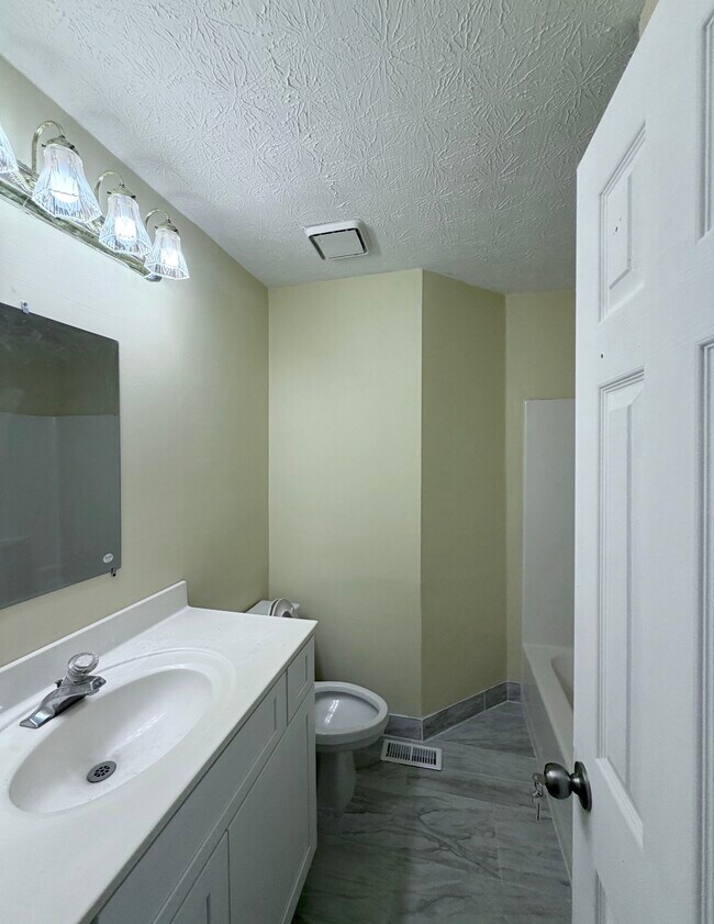 Building Photo - 1025 Eagle Pointe Dr NW