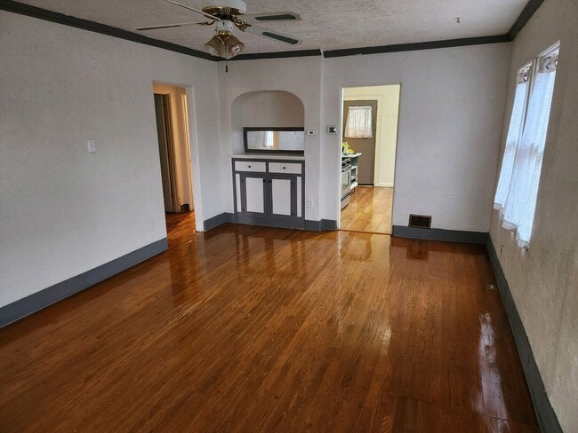 Building Photo - 1930's Bungalow Charmer, 2bdrm, 1 bath hou...