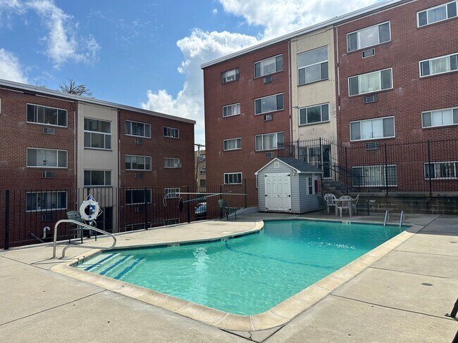 Building Photo - Large Studio - Balcony - Pool - Close to T