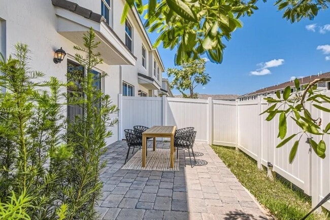 Building Photo - 117 SW 170th Ave