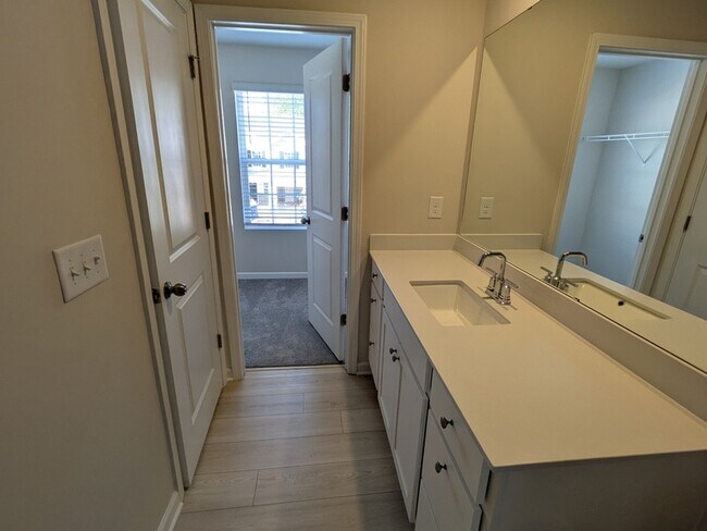 Building Photo - 831 Powder Br Dr