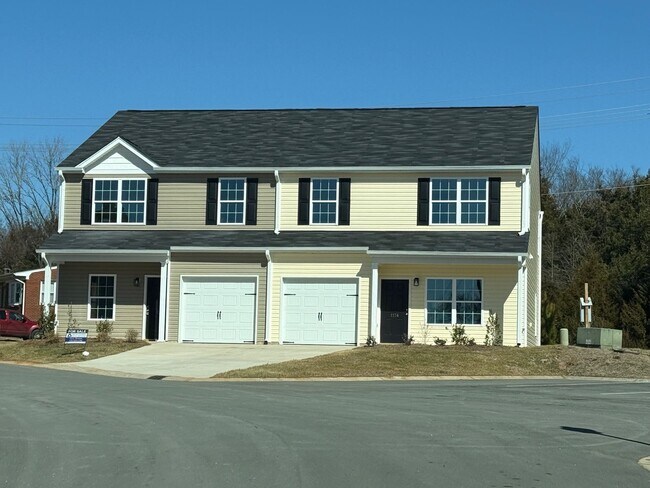 Building Photo - Two bedroom, 2.5 bath townhome in Whitsett