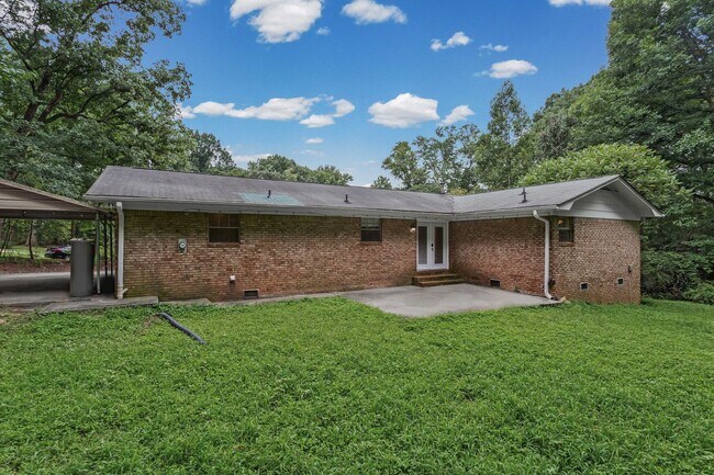 Building Photo - 6096 Hillpine Dr