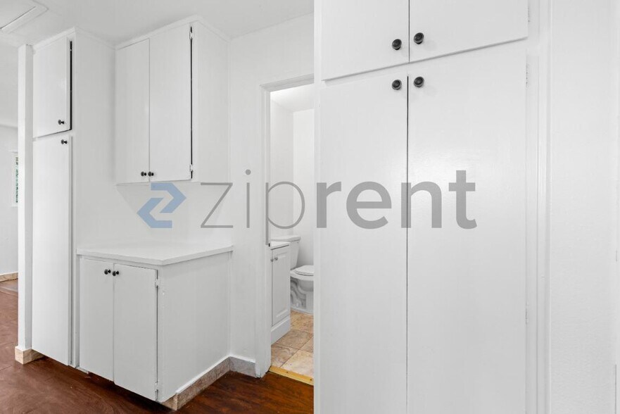 Building Photo - Unit 4