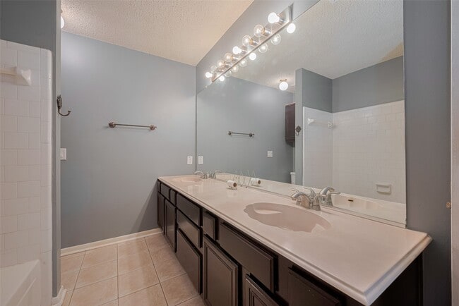 Building Photo - 9911 Villa Verde Dr