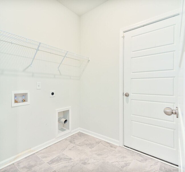 Building Photo - Bright & Spacious Living in Charleston’s G...