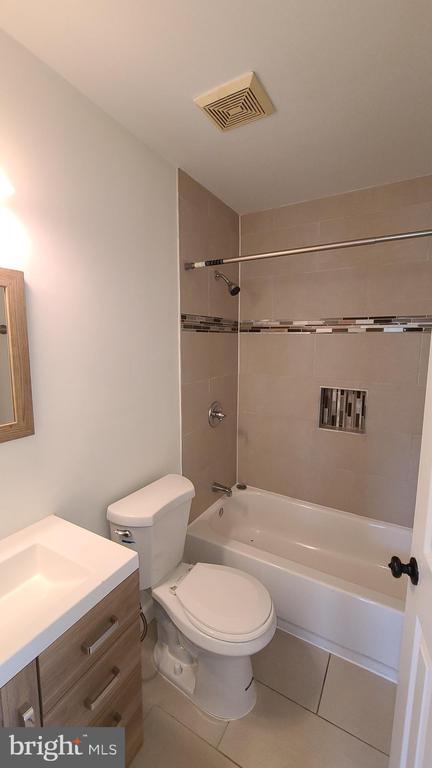 Building Photo - 21176 Winding Brook Square