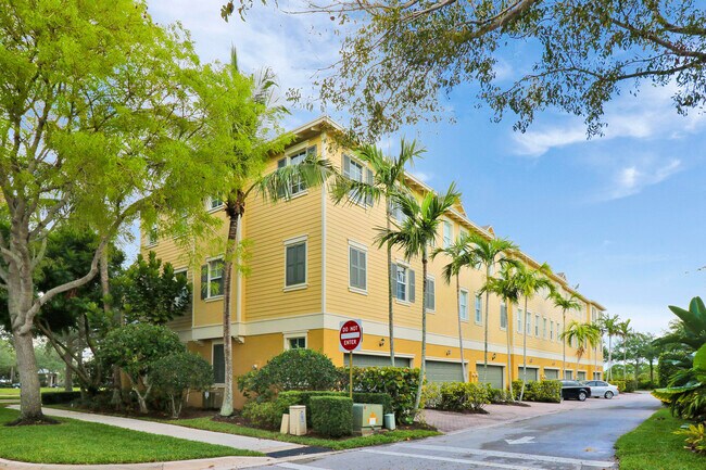 Building Photo - 123 E Thatch Palm Cir