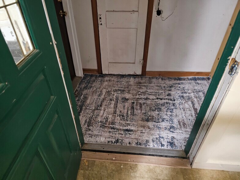 Bedroom - 613 Poplar St