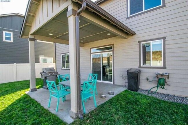 Building Photo - 1710 SW Panorama Dr