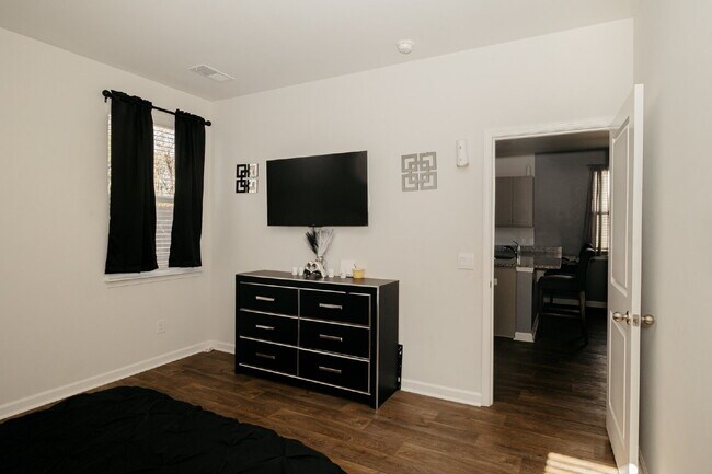 Building Photo - "One Level, Charming 3 bedroom 2 Bath in Goose Creek – 1256 Sq Ft of Comfort!"