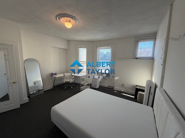 Building Photo - 210 Hemenway St