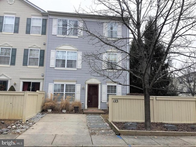 Building Photo - 123 Heathfield Dr
